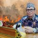 Foto Wakil Ketua II Komisi I DPRD Kota Palangka Raya Syaufwan Hadi dengan latar kebakaran hutan dan lahan di Palangka Raya.
