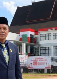 Foto Ketua Bapemperda DPRD Palangka Raya Khemal Nasery menyampaikan penjelasan kebijakan kependudukan di Palangka Raya.