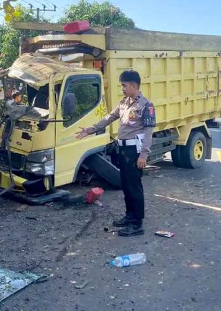 Foto dua truk mengalami kerusakan setelah kecelakaan lalu lintas di Jalan Trans Kalimantan Pulang Pisau.