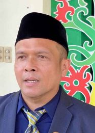 Foto Anggota Komisi II DPRD Kota Palangka Raya Khemal Nasery sedang memberikan keterangan kepada pers di depan Kantor DPRD Palangka Raya.