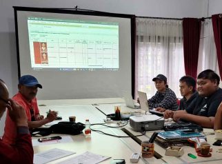 Foto tim SEGA dan pengurus Komite Olahraga Nasional Indonesia Kalimantan Tengah memantau data pendaftaran atlet Porprov melalui aplikasi SEGA di Kantor KONI Kalteng, Palangka Raya.