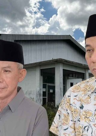 Muhammad Romy dan Denny Purnama berdiri di depan bangunan Pabrik Tepung Ikan Kumai yang terbengkalai di Desa Sungai Kapitan, Kecamatan Kumai, Kotawaringin Barat.