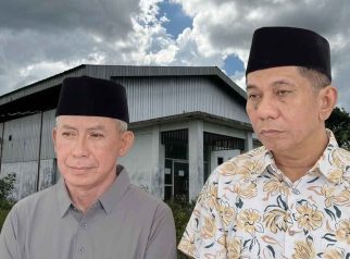 Muhammad Romy dan Denny Purnama berdiri di depan bangunan Pabrik Tepung Ikan Kumai yang terbengkalai di Desa Sungai Kapitan, Kecamatan Kumai, Kotawaringin Barat.