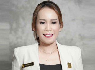 Foto Wakil Ketua I DPRD Gunung Mas Nomi Aprilia memimpin rapat paripurna di Gedung DPRD Gunung Mas.