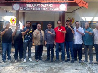 Foto Ketua Harian KONI Kalteng Hasanuddin Noor berdiskusi dengan pengurus KONI daerah di kantor KONI Kalteng Palangka Raya.