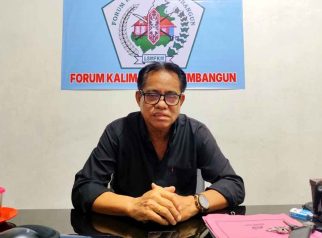 Foto Supriyadi Natae sedang diwawancarai di kantornya di Palangka Raya.