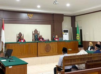 Foto terdakwa kasus pabrik tepung ikan mengikuti sidang putusan di Pengadilan Tipikor Palangka Raya.