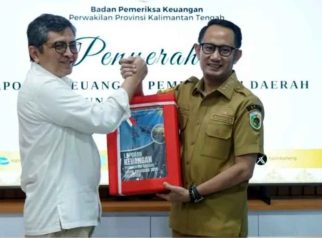 Foto Wali Kota Palangka Raya Fairid Naparin sedang menghadiri penyerahan LKPD 2025 di Kantor BPK Perwakilan Kalimantan Tengah.