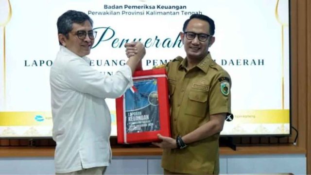 Foto Wali Kota Palangka Raya Fairid Naparin sedang menghadiri penyerahan LKPD 2025 di Kantor BPK Perwakilan Kalimantan Tengah.