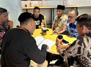 Foto Bupati Seruyan Ahmad Selanorwanda sedang melakukan audiensi dengan jajaran PT PLN di Kantor Pusat PLN Jakarta.