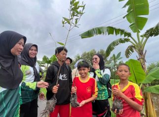 Foto pelajar sedang menanam bibit mangrove pada kegiatan Hari Bumi di Kuala Pembuang, Kabupaten Seruyan.