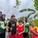 Foto pelajar sedang menanam bibit mangrove pada kegiatan Hari Bumi di Kuala Pembuang, Kabupaten Seruyan.