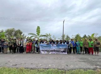 Foto peserta kegiatan menanam bibit mangrove pada peringatan Hari Bumi di Desa Sungai Perlu, Kabupaten Seruyan.