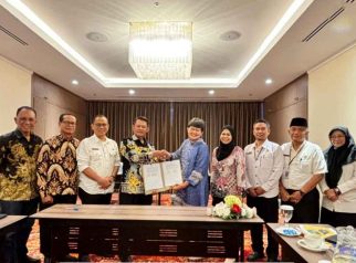 Foto Bupati Seruyan Ahmad Selanorwanda sedang berfoto bersama usai penandatanganan kerja sama dengan Kaleka Indonesia di Jakarta.