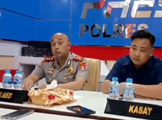 Foto Kapolres Barito Utara AKBP Singgih Febiyanto didampingi Kasat Reskrim AKP Ricky Hermawan memberikan keterangan kepada wartawan di Muara Teweh.