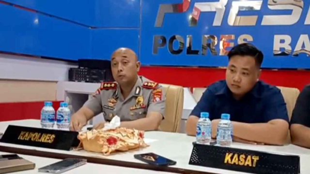 Foto Kapolres Barito Utara AKBP Singgih Febiyanto didampingi Kasat Reskrim AKP Ricky Hermawan memberikan keterangan kepada wartawan di Muara Teweh.