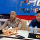Foto Kapolres Barito Utara AKBP Singgih Febiyanto didampingi Kasat Reskrim AKP Ricky Hermawan memberikan keterangan kepada wartawan di Muara Teweh.