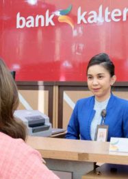 Foto petugas layanan nasabah sedang melayani seorang pelanggan di kantor Bank Kalteng di Palangka Raya.