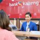 Foto petugas layanan nasabah sedang melayani seorang pelanggan di kantor Bank Kalteng di Palangka Raya.
