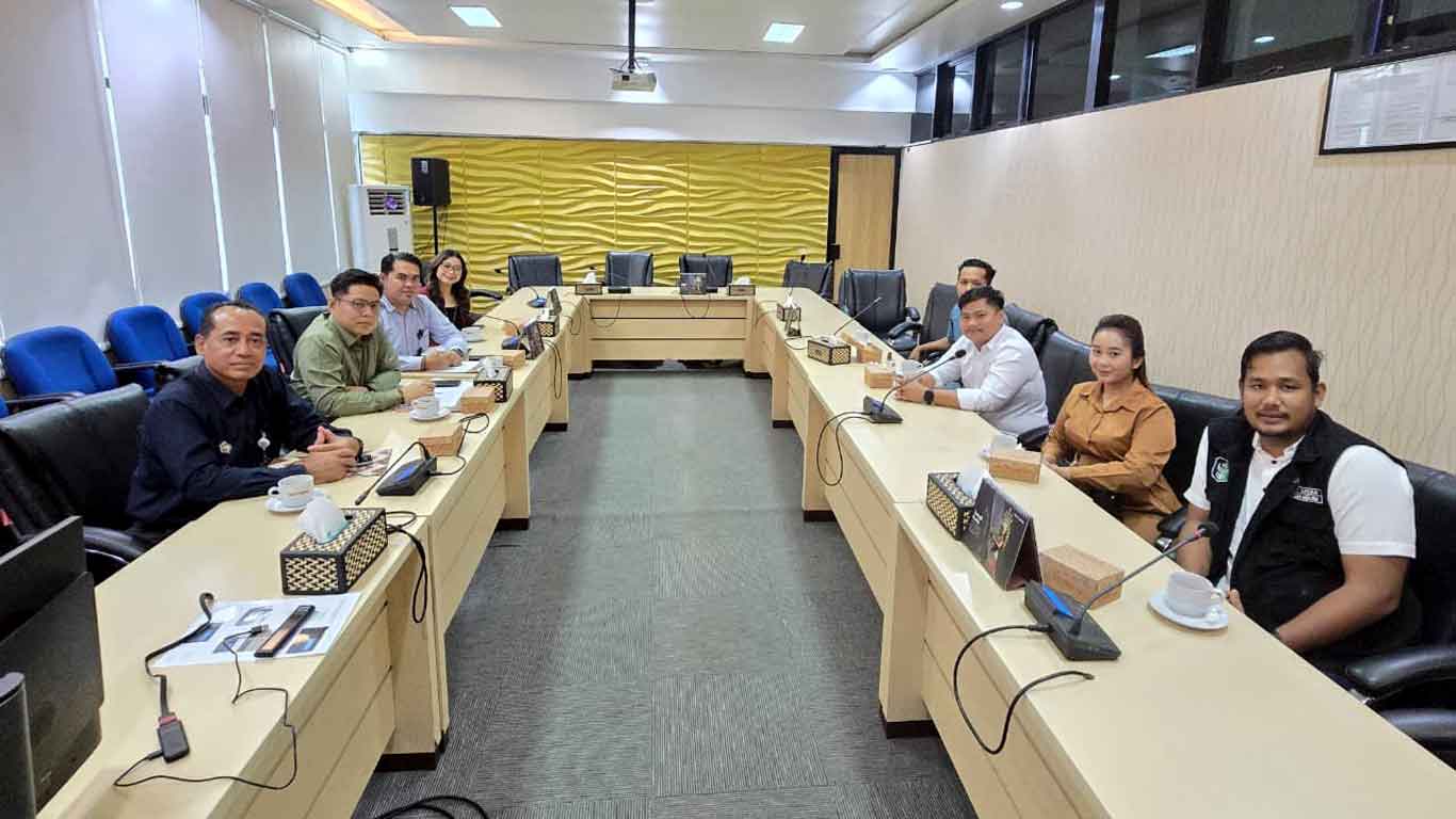 Foto pertemuan perwakilan organisasi mahasiswa sedang berdiskusi dengan manajemen Bank Kalteng di kantor pusat Jalan RTA Milono, Palangka Raya.