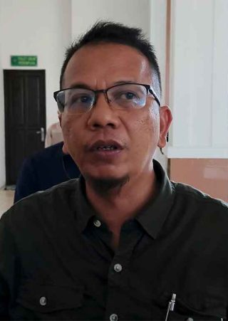Foto penasihat hukum Parlin Hutabarat memberikan keterangan kepada wartawan di Pengadilan Tipikor Palangka Raya.