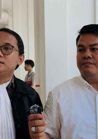 Foto kuasa hukum Siddik Khaironi, Abdul Siddik dan Henricho Fransiscust, diwawancarai wartawan di Pengadilan Tipikor Palangka Raya.