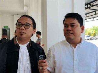 Foto kuasa hukum Siddik Khaironi, Abdul Siddik dan Henricho Fransiscust, diwawancarai wartawan di Pengadilan Tipikor Palangka Raya.