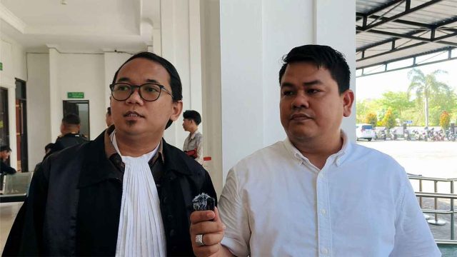 Foto kuasa hukum Siddik Khaironi, Abdul Siddik dan Henricho Fransiscust, diwawancarai wartawan di Pengadilan Tipikor Palangka Raya.