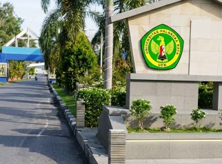 Foto mahasiswa Universitas Palangka Raya sedang beraktivitas di lingkungan kampus Universitas Palangka Raya.