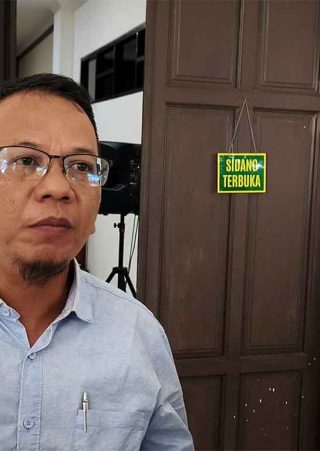 Foto kuasa hukum Parlin Bayu Hutabarat menunjukkan berkas Gugatan Dosen UPR di depan kantor PTUN Palangka Raya.