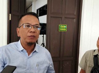 Foto kuasa hukum Parlin Bayu Hutabarat menunjukkan berkas Gugatan Dosen UPR di depan kantor PTUN Palangka Raya.