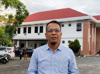 Foto penasihat hukum Parlin Bayu Hutabarat memberikan keterangan kepada wartawan di depan Gedung Pengadilan Tipikor Palangka Raya.