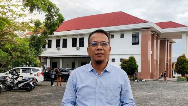 Foto penasihat hukum Parlin Bayu Hutabarat memberikan keterangan kepada wartawan di depan Gedung Pengadilan Tipikor Palangka Raya.