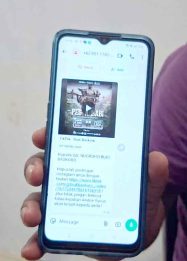Foto jurnalis Mongabay Budi Baskoro sedang menggunakan telepon genggam di Pangkalan Bun, Kalimantan Tengah.