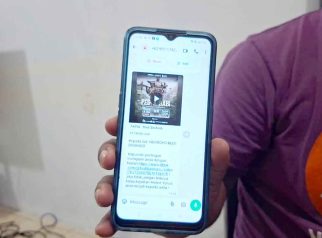 Foto jurnalis Mongabay Budi Baskoro sedang menggunakan telepon genggam di Pangkalan Bun, Kalimantan Tengah.