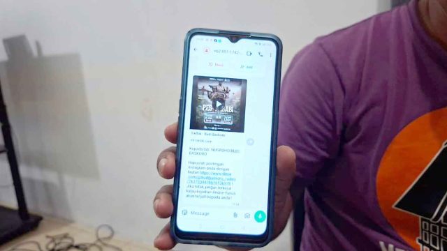 Foto jurnalis Mongabay Budi Baskoro sedang menggunakan telepon genggam di Pangkalan Bun, Kalimantan Tengah.