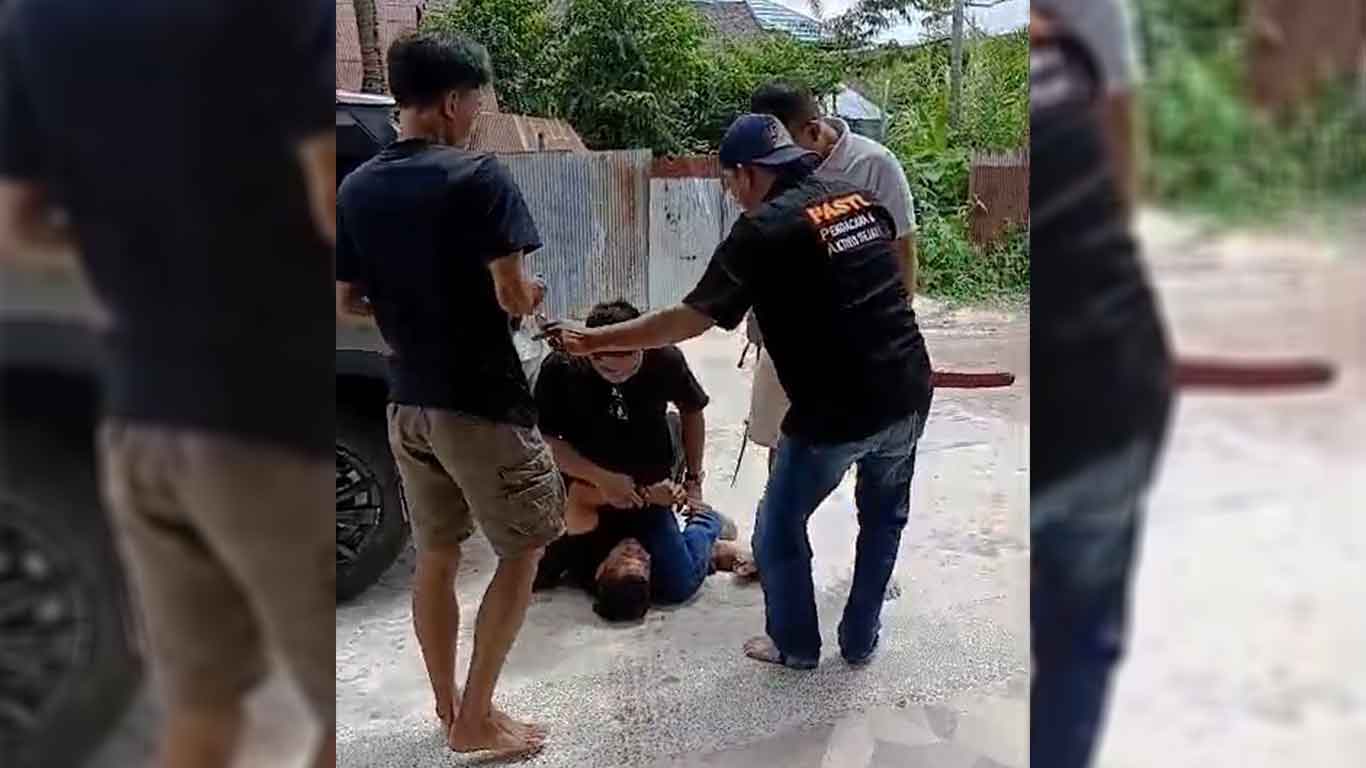 LLF bersama sejumlah rekannya mengamankan Dali dan merebut senjata tajam di Jalan Temanggung Tilung, Palangka Raya.