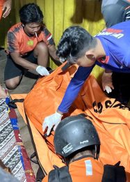 Foto Tim SAR Gabungan sedang melakukan pencarian korban tenggelam di Sungai Kapuas.