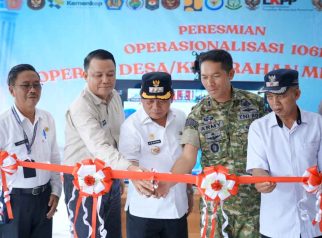 Foto Bupati Kapuas sedang mengikuti peresmian Koperasi Merah Putih di Desa Palingkau Asri.