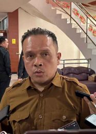 Foto Khemal Nasery menyampaikan pernyataan terkait hak buruh di Palangka Raya.
