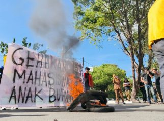 Foto massa Mahasiswa Palangka Raya melakukan orasi memperingati hari buruh di depan Kantor Gubernur Kalimantan Tengah.
