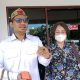 Alt Text Gambar: Foto YL bersama kuasa hukum memberikan keterangan seusai pemeriksaan di Kejaksaan Negeri Palangka Raya.