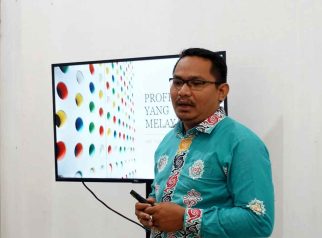 Foto Ari Yunus Hendrawan sedang mengajar di ruang kelas di Palangka Raya.