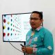 Foto Ari Yunus Hendrawan sedang mengajar di ruang kelas di Palangka Raya.