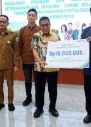 Foto BPJS Ketenagakerjaan menyerahkan santunan kepada perwakilan relawan damkar di Palangka Raya.