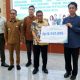 Foto BPJS Ketenagakerjaan menyerahkan santunan kepada perwakilan relawan damkar di Palangka Raya.