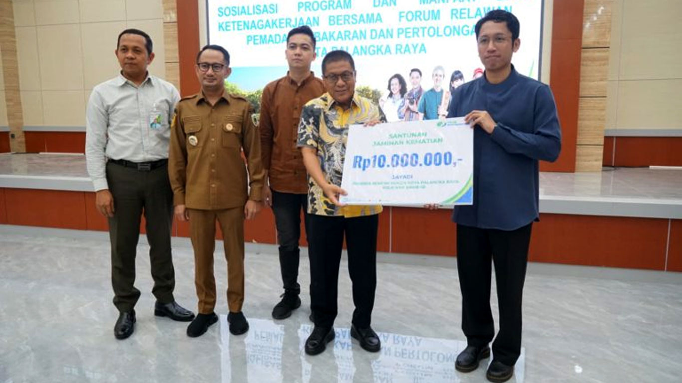 Foto BPJS Ketenagakerjaan menyerahkan santunan kepada perwakilan relawan damkar di Palangka Raya.