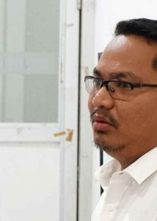 Foto Dr Ari Yunus Hendrawan memberikan keterangan kepada media di Kejaksaan Negeri.