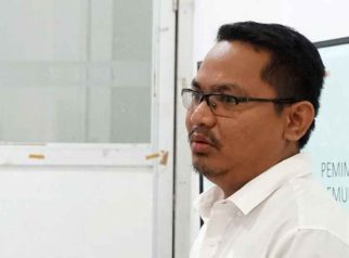 Foto Dr Ari Yunus Hendrawan memberikan keterangan kepada media di Kejaksaan Negeri.
