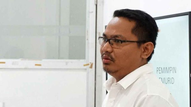 Foto Dr Ari Yunus Hendrawan memberikan keterangan kepada media di Kejaksaan Negeri.